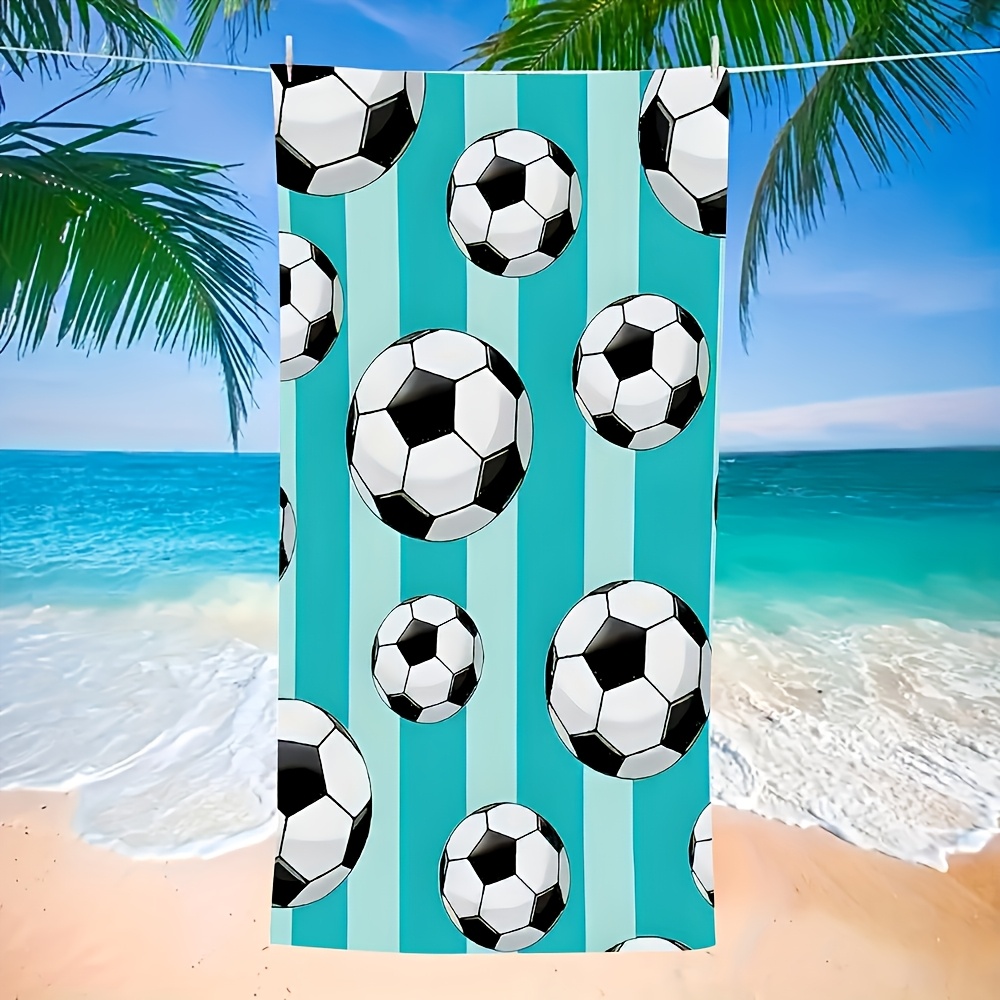 Beach Towel Large - 1枚の特大マイクロファイバービーチタオル。青色の背景にサッカーボールが描かれ、砂がつかず、軽量で持ち運びに便利です。