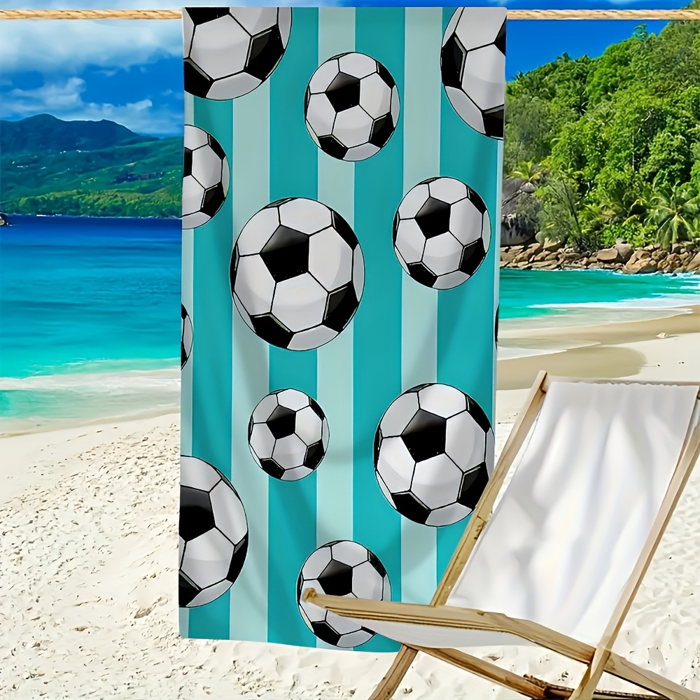 1枚の特大マイクロファイバービーチタオル。青色の背景にサッカ - Beach Towel Large のレビューと価格